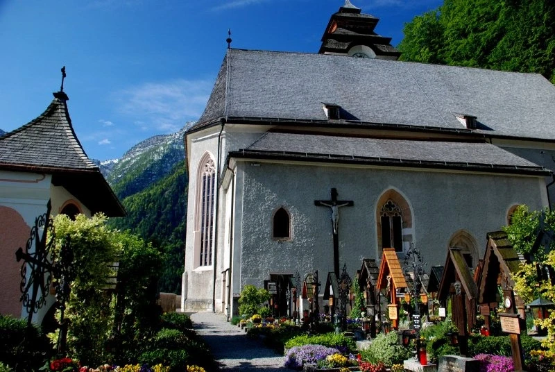 Katholische Pfarrkirche & Beinhaus