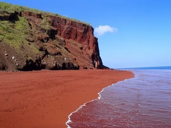 Красный пляж